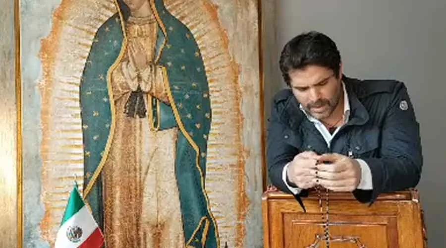 Eduardo Verástegui reza el Santo Rosario por el fin del coronavirus en transmisión en vivo, el 13 de mayo. Crédito: Captura de YouTube.