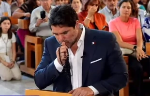 Eduardo Veru00e1stegui rezando. Cru00e9dito: Captura Youtube Eduardo Veru00e1stegui 