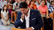 Eduardo Verástegui rezando. Crédito: Captura Youtube Eduardo Verástegui