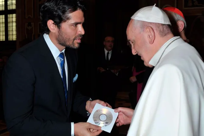 [VIDEO] Eduardo Verástegui presenta película “Little boy” al Papa Francisco
