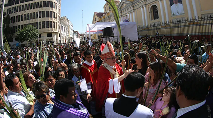 Mons. José Antonio Eguren en la procesión de Domingo de Ramos. Foto: Arzobispado de Piura