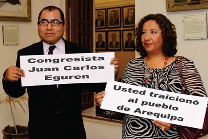 Perú: Denuncian que congresista “traicionó” a sus votantes al ceder ante el lobby gay