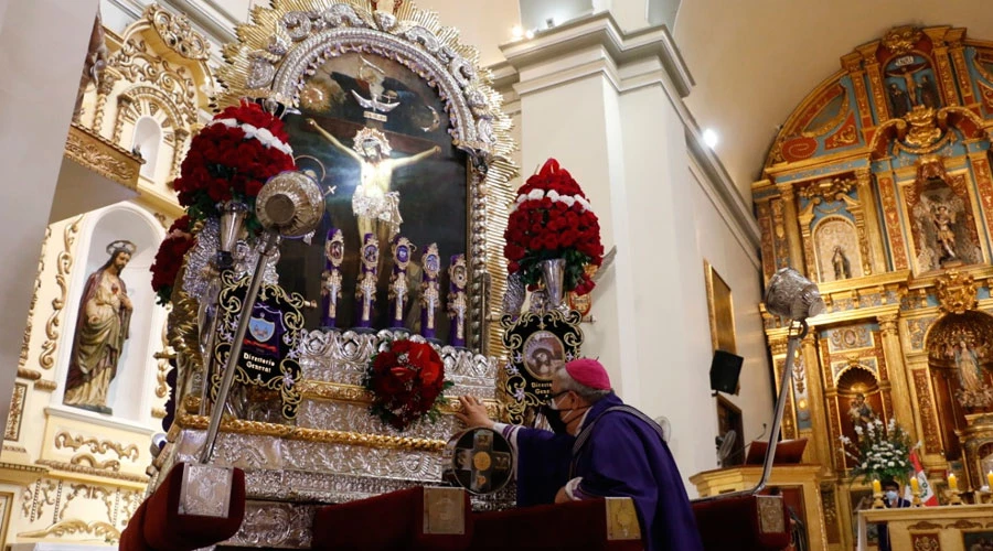 Mons. José Antonio Eguren ante el anda del Señor de los Milagros. Crédito: Arzobispado de Piura?w=200&h=150