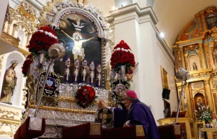 Mons. Josu00e9 Antonio Eguren ante el anda del Seu00f1or de los Milagros. Cru00e9dito: Arzobispado de Piura 