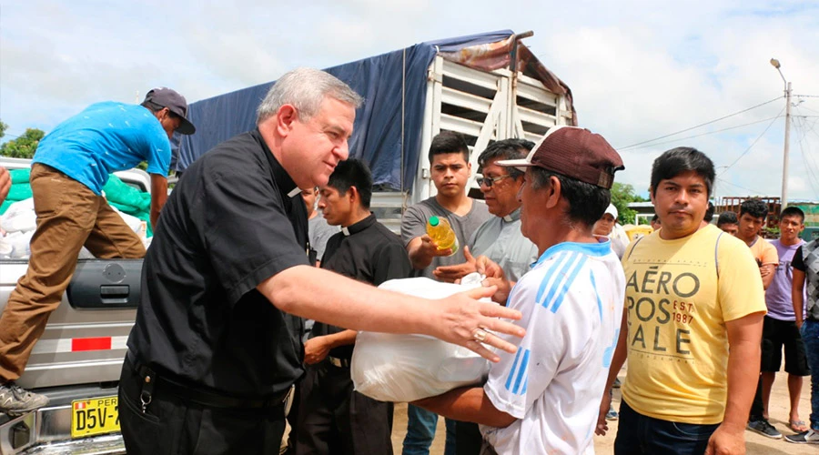 Mons. José Antonio Eguren llevando ayuda a damnificados de Piura (2017) / Crédito: Arzobispado de Piura?w=200&h=150