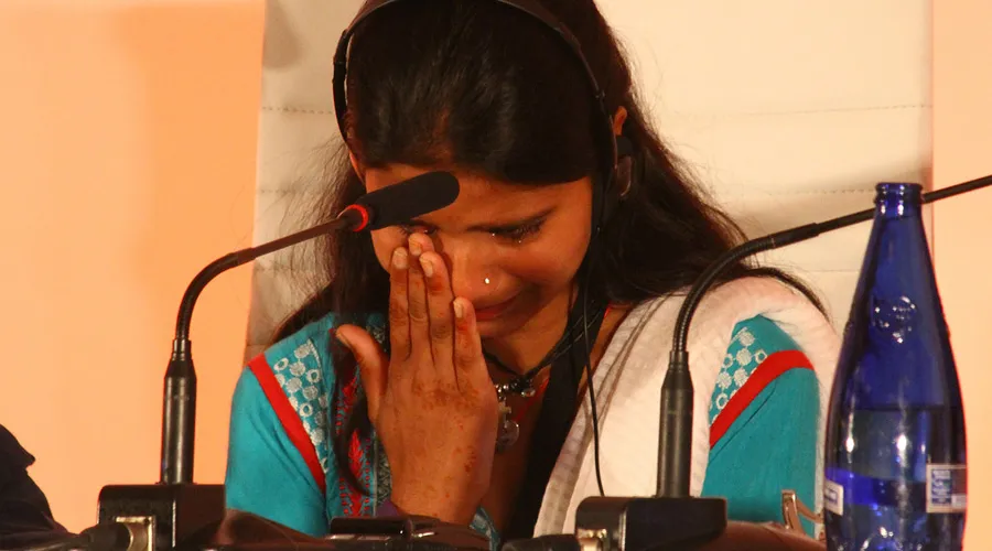 Eisham Ashiq no pudo contener las lágrimas durante su participación en el Congreso Internacional sobre Libertad Religiosa Todos Somos Nazarenos #WeAreN2015. Foto: Flickr HazteOír (CC-BY-SA-2.0)?w=200&h=150