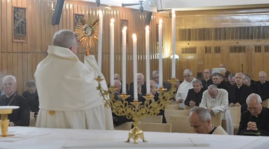 Adoración Eucarística durante los Ejercicios Espirituales del Papa. Foto: L'Osservatore Romano