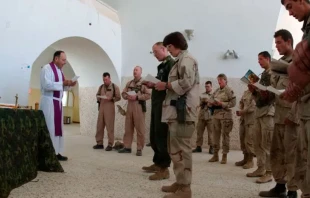 Misa para el personal militar estadounidense en una base de operaciones avanzada en Kandahar, Afganistu00e1n, 23 de diciembre de 2001 / Cru00e9dito: U.S. Navy -  Johnny Bivera (Dominio Pu00fablico) 