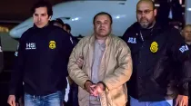 Joaquín "El Chapo" Guzmán escoltado por autoridades estadounidenses tras su extradición. Crédito: ICE / Dominio público.