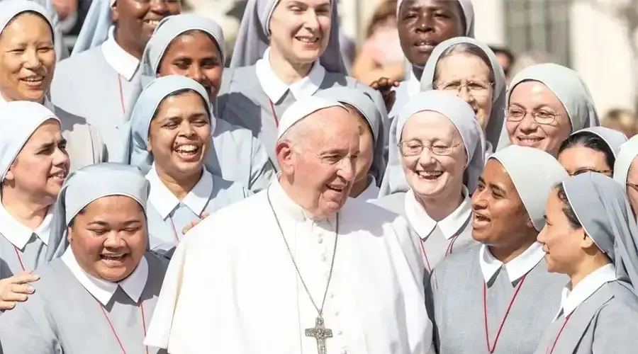 El Papa con un grupo de religiosas en una imagen de archivo. Foto: Daniel Ibáñez / ACI Prensa