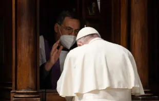 El Papa Francisco recibe la absolución de sus pecados en la ceremonia penitencial. Crédito:Vatican Media 