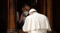 El Papa Francisco recibe la absolución de sus pecados en la ceremonia penitencial. Crédito:Vatican Media