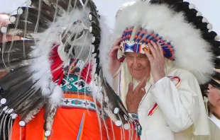 Papa Francisco con sombrero de plumas indio. Cru00e9dito: Vatican Media 