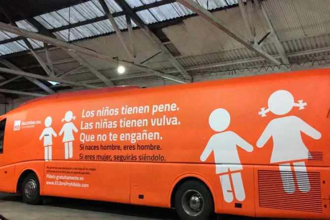 Autobús denuncia imposición de ideología de género en España