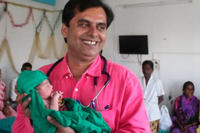 India: Este médico no cobra por los partos de niñas para evitar que las maten