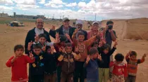 El P. Khalil Jaar con refugiados / Foto: Ayuda a la Iglesia Necesitada (AIN)