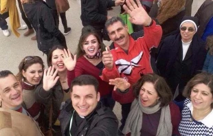 El P. Martin Banni con cristianos iraquu00edes / Foto: Cortesu00eda P. Martin Banni 