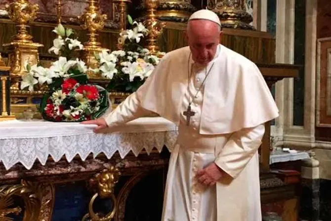 El Papa Francisco reza en Santa María la Mayor por su viaje a Egipto