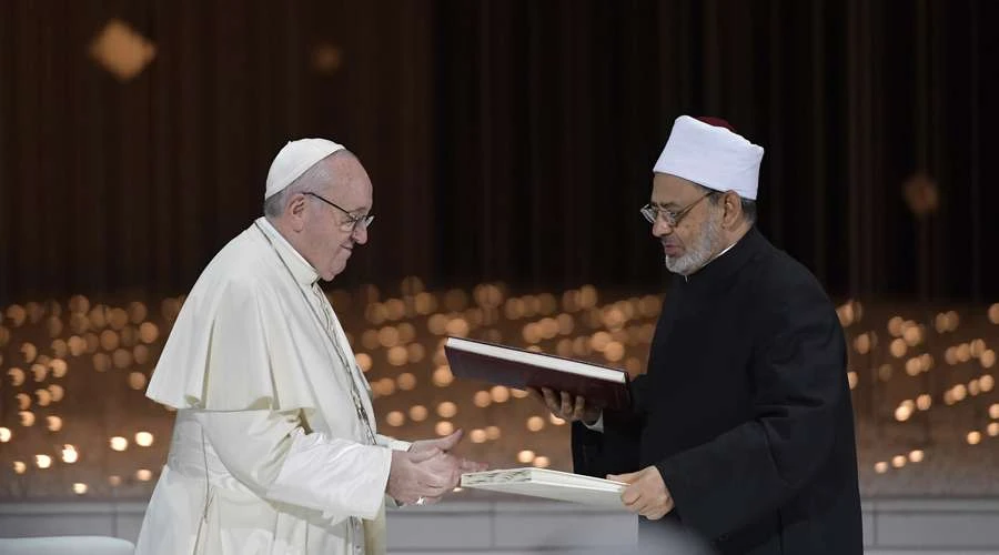 El Papa Francisco con el Gran Imán de Al-Azhar en Abu Dhabi. Foto: Vatican Media?w=200&h=150