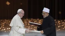 El Papa Francisco con el Gran Imán de Al-Azhar en Abu Dhabi. Foto: Vatican Media