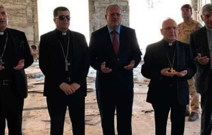 Mons. Sako, obispos iraquu00eds y una autoridad polu00edtica rezan en una iglesia de Mosul / Foto: Patriarcado Caldeo de Babilonia 