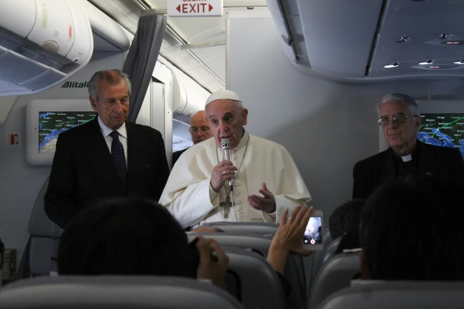 [FOTOS] "No va a ser un tour", dice el Papa Francisco a periodistas rumbo a Corea