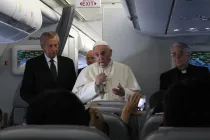 El Papa Francisco en el avión rumbo a Seúl (foto Alan Holdren / ACI Prensa)