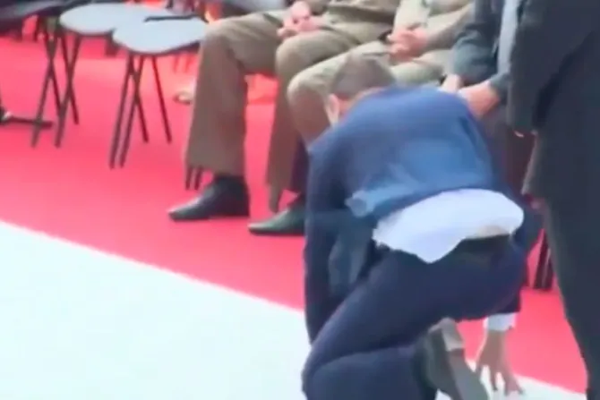 [VIDEO] Presidente electo de Polonia resguarda hostia que cayó al suelo en Corpus Christi