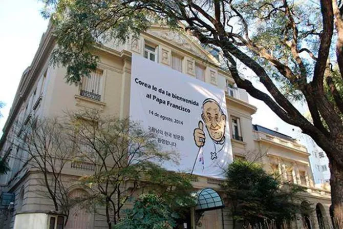 Argentina: Embajada de Corea del Sur despliega gigantografía con figura del Papa Francisco