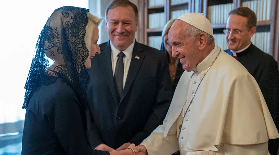 Embajadora de Estados Unidos ante la Santa Sede, Callista Gingrich, saludando al Papa Francisco en el Vaticano (Octubre de 2019) / Crédito: Dominio Público