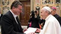 El Papa saluda a uno de los embajadores. Foto: L'Osservatore Romano