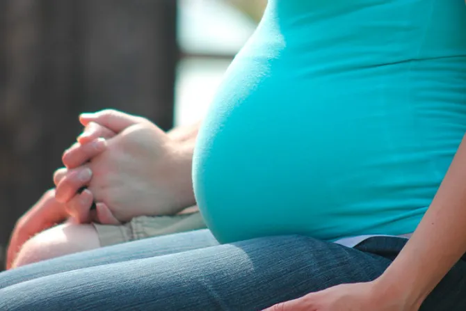 Acompañar el embarazo vulnerable es la solución y no el aborto, dicen expertos en Chile