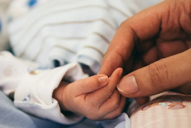 30 especialistas médicos salvan milagrosamente a madre embarazada y a su bebé 