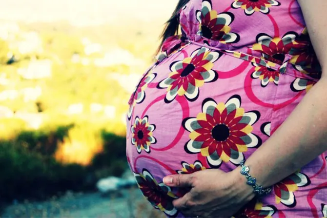 Los hombres también quedan embarazados, dice gobierno de Reino Unido