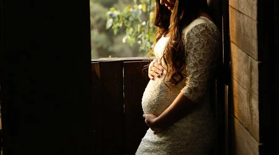 ¿Cómo ayudar a una mujer con un embarazo inesperado?