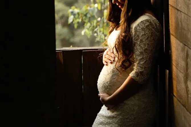 ¿Cómo ayudar a una mujer con un embarazo inesperado?