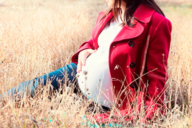 Obispo pide cuidar y no condenar a “cada vez más jóvenes y numerosas mamás”