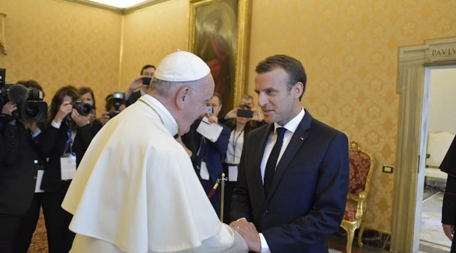 El Papa Francisco saluda al Presidente de Francia. Foto: Vatican Media?w=200&h=150