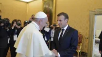 El Papa Francisco saluda al Presidente de Francia. Foto: Vatican Media