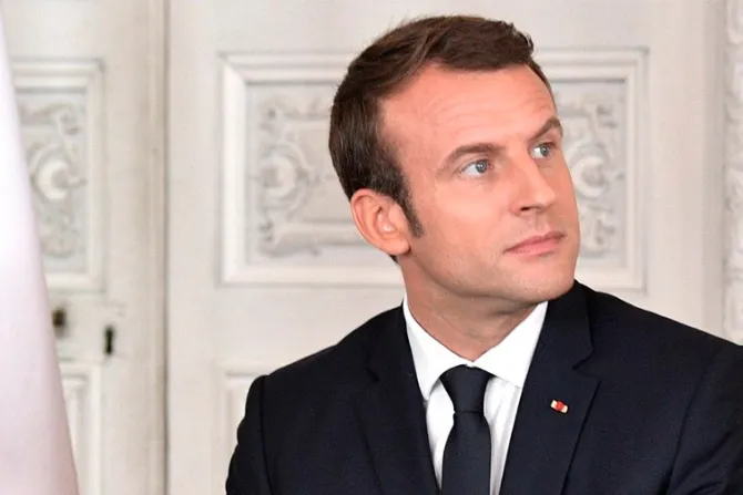 Macron dijo que una mujer educada no puede tener muchos hijos y así le respondieron