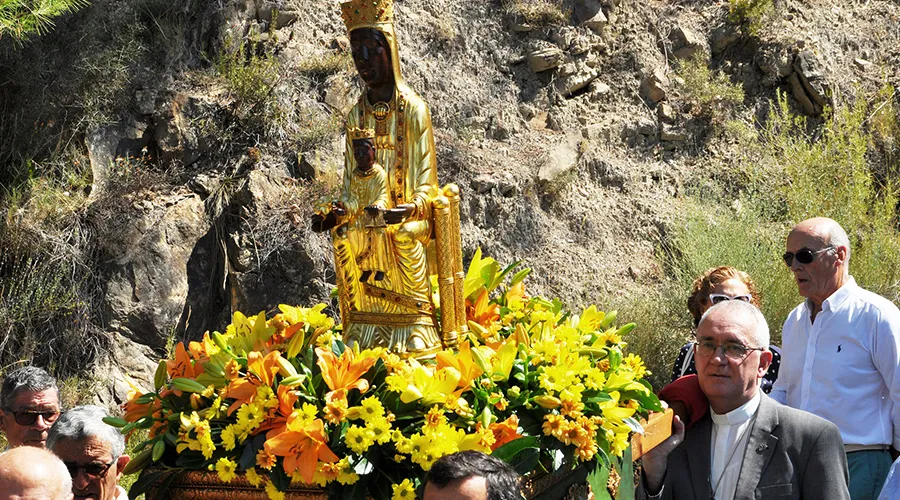 Mons. Ángel Pérez, Obispo de Barbastro-Monzón, durante un momento de la procesión el Santuario de Torreciudad. Foto: Santuario de Torreciudad. ?w=200&h=150