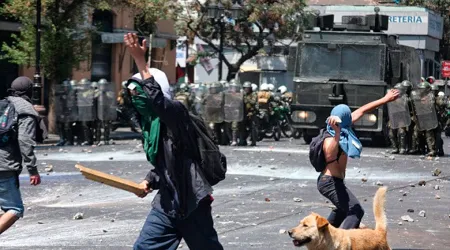 Turba de encapuchados atacan “Marcha por Jesús” en Chile