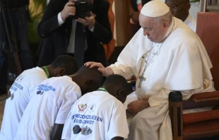 Encuentro del Papa con las vu00edctimas del Este de la Repu00fablica Democru00e1tica del Congo. Cru00e9dito: Vatican Media 