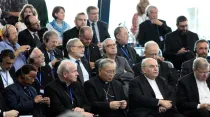 En primera fila en el encuentro, de izquierda a derecha: Cardenales Toppo,  Schonborn, Yeom Soo-Jung, Romeo y Pell. Foto Álvaro de Juana / ACI Prensa