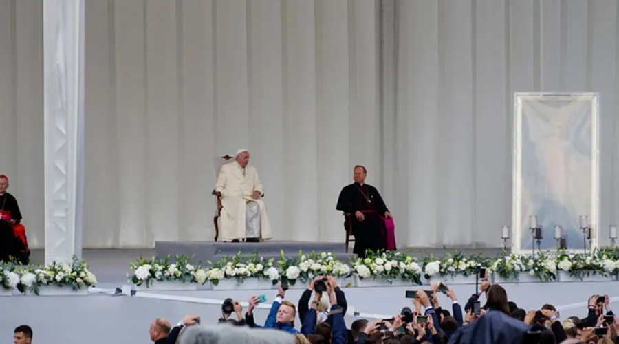 El Papa durante el encuentro con los jóvenes. Foto: Andrea Gagliarducci / ACI Stampa?w=200&h=150