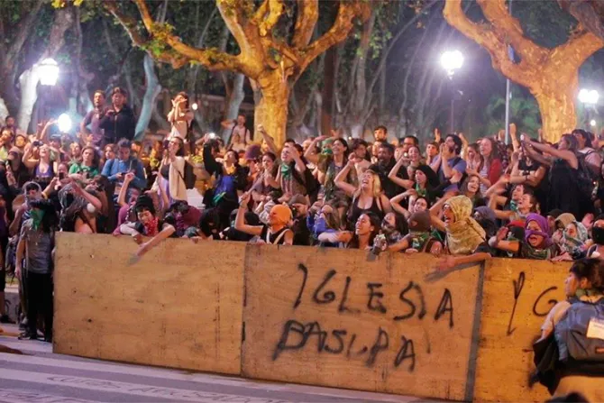 No somos ni basura ni dictadura, responde sacerdote argentino a feministas