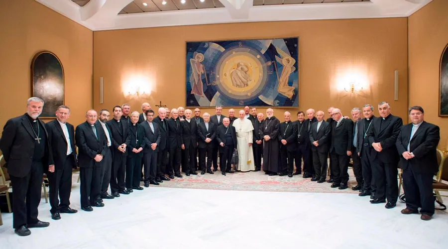 Papa Francisco con los obispos de Chile - Crédito: Vatican Media / ACI Prensa