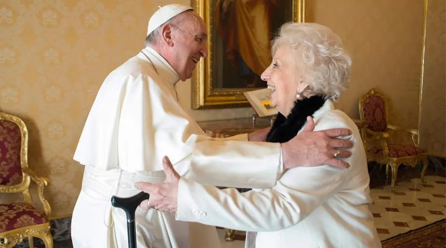 El Papa Francisco y Estela de Carlotto durante su encuentro en el Vaticano. Foto: Vatican Media?w=200&h=150