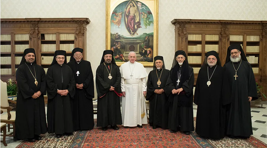 Papa Francisco se reúne con los obispos de la Iglesia Patriarcal de Alejandría de los Coptos el 6 de febrero en el Vaticano / Foto: L’OsservatoreRomano ?w=200&h=150