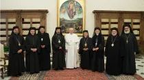 Papa Francisco se reúne con los obispos de la Iglesia Patriarcal de Alejandría de los Coptos el 6 de febrero en el Vaticano / Foto: L’OsservatoreRomano 